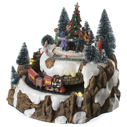 Village de Noël, caravane, feu de joie et petit train en mouvement, h 16  cm, musique de Noël