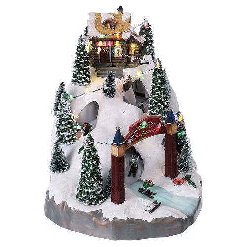 Christmas village 25x25x35 cm with moving skiers requiring batteries or electricity 1