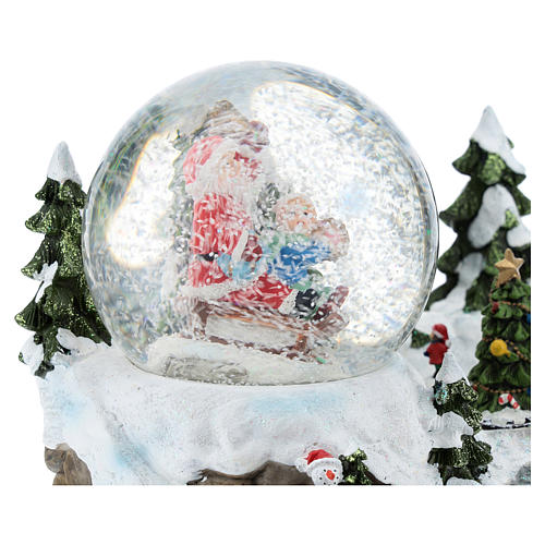 Globo de neve com Pai Natal no cenário 15x20x15 cm 4