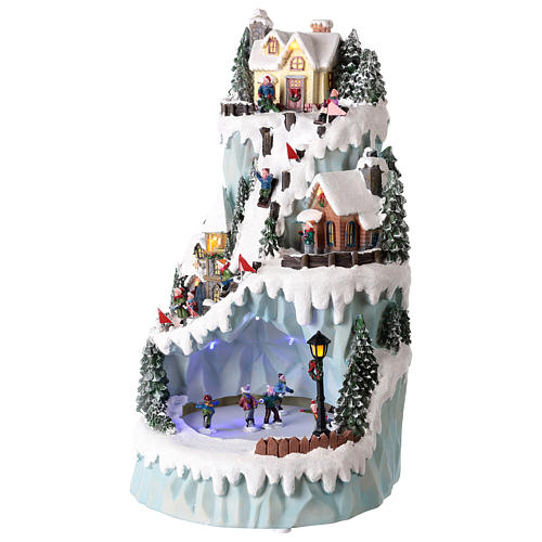 Weihnachtsdorf mit beweglichen Eisläufern, aus Kunstharz, 20x35x20 cm 3