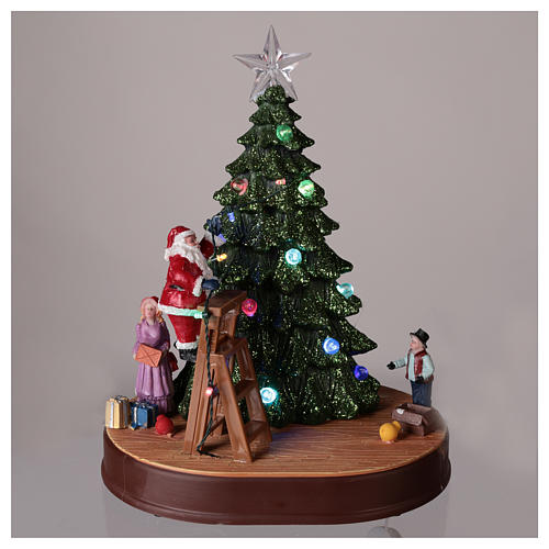 Winterszene, Weihnachtsmann schmückt einen Baum, mit Beleuchtung und Musik, 30x25x20 cm 2