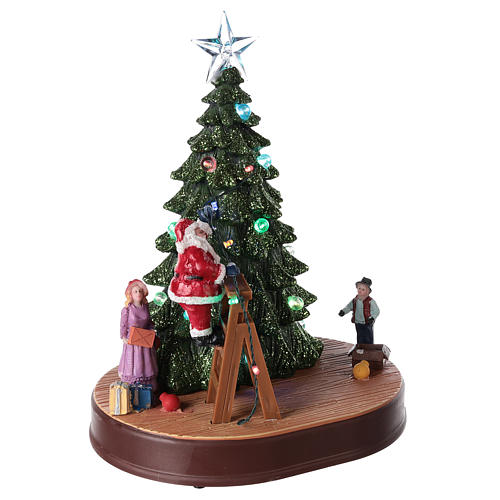 Winterszene, Weihnachtsmann schmückt einen Baum, mit Beleuchtung und Musik, 30x25x20 cm 4