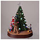 Babbo Natale con albero per villaggio con musica e illuminazioni 30x25x20 cm s2