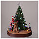 Święty Mikołaj z Choinką do miasteczka bożonarodzeniowego, z melodyjką i światełkami 30x25x20 cm s2