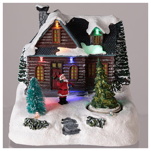 Domek oświetlony ze Świętym Mikołajem do miasteczka bożonarodzeniowego 20x20x15 cm 2