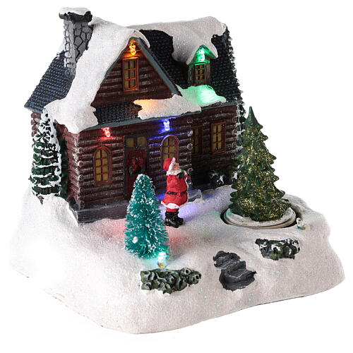 Domek oświetlony ze Świętym Mikołajem do miasteczka bożonarodzeniowego 20x20x15 cm 4