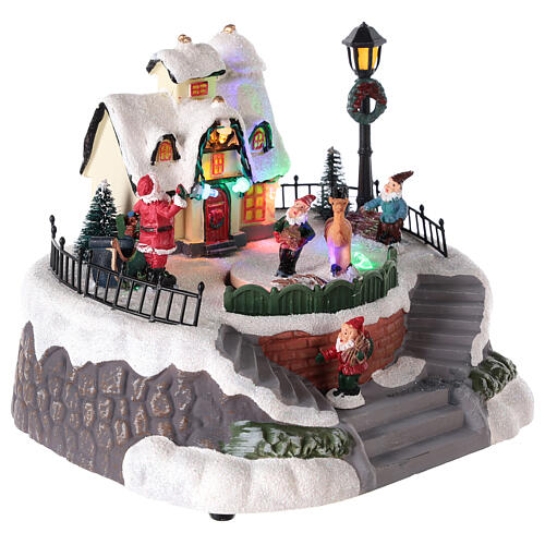 Domek Świętego Mikołaja z elfami do miasteczka bożonarodzeniowego 15x20 cm 4