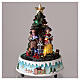 Christmas tree with carolers 15x20 cm s2