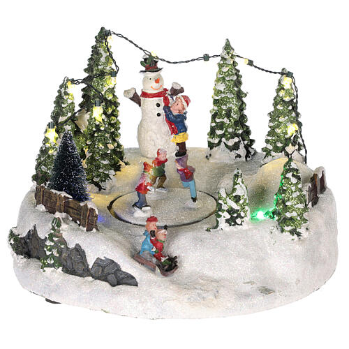 Scenka do bożonarodzeniowego miasteczka: choinki, lodowisko i bałwan 15x20 cm 1