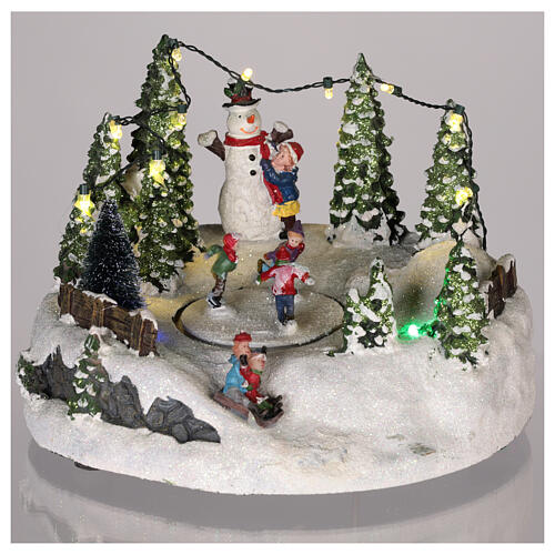 Scenka do bożonarodzeniowego miasteczka: choinki, lodowisko i bałwan 15x20 cm 2