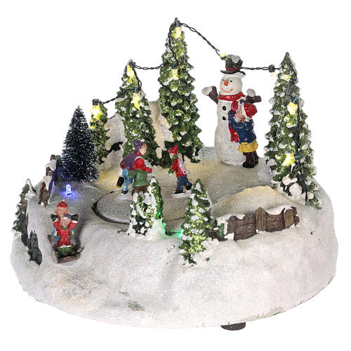 Scenka do bożonarodzeniowego miasteczka: choinki, lodowisko i bałwan 15x20 cm 3