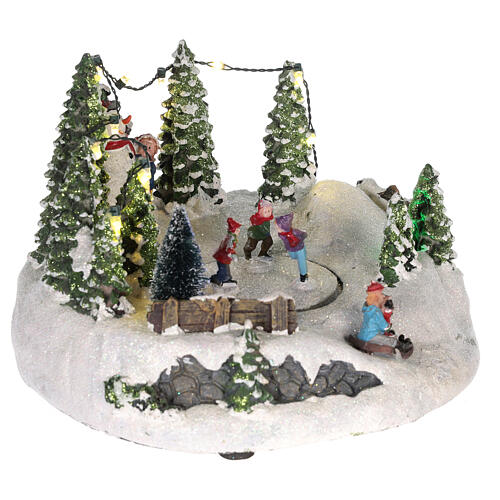 Scenka do bożonarodzeniowego miasteczka: choinki, lodowisko i bałwan 15x20 cm 4
