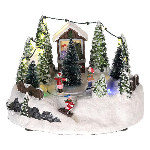 Winterszene mit Skipiste und Weihnachtsbaum, 15x20 cm 1