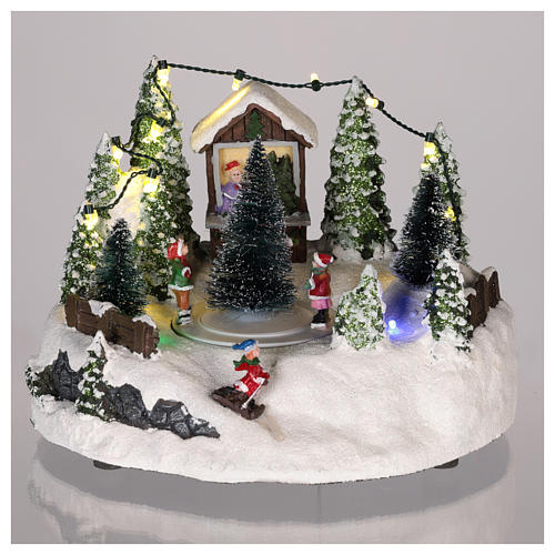 Winterszene mit Skipiste und Weihnachtsbaum, 15x20 cm 2