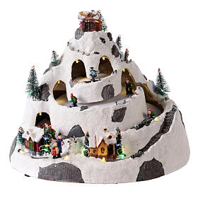 Pueblo de Navidad en montaña con movimiento esquiadores 30x30x25 cm