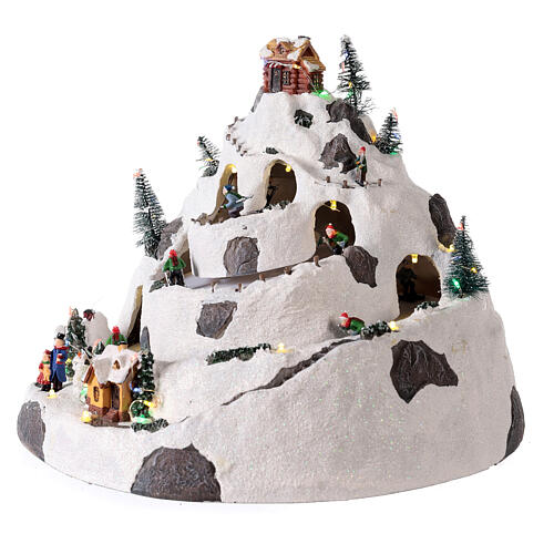 Scenka bożonarodzeniowa w górach z poruszającymi sie narciarzami 30x30x25 cm 3