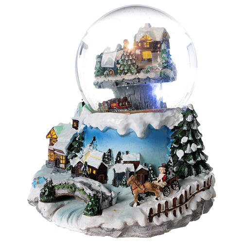 Glaskugel mit Weihnachtsdorf und Zug mit Musik, 20x20x20 cm 3
