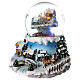 Glaskugel mit Weihnachtsdorf und Zug mit Musik, 20x20x20 cm s3