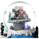 Glaskugel mit Weihnachtsdorf und Zug mit Musik, 20x20x20 cm s6