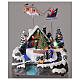 Aldeia de Natal em miniatura com riacho e o Pai Natal no trenó, luzes e música, 24x21x20 cm s2
