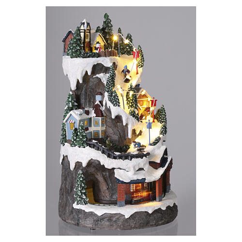 Weihnachtsdorf mit Skipiste Zug und LED-Lichtern, 40x20x25 cm 4