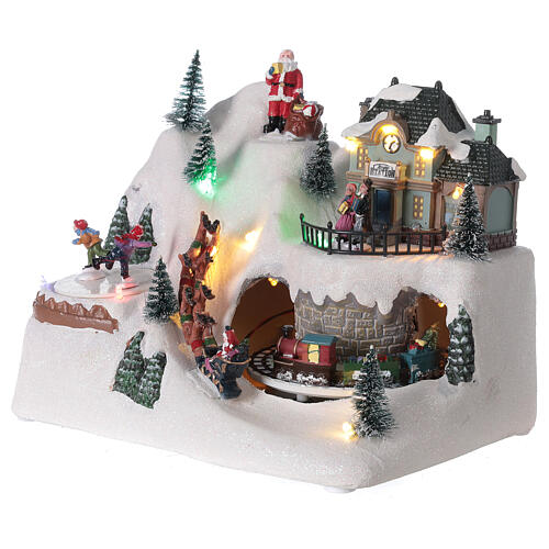 Cenário natalino em miniatura aldeia com Pai Natal no trenó, comboio e pista de gelo, luzes LED e música, 20x26x17 cm 3