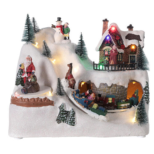 Cenário natalino em miniatura aldeia com comboio, trenó com cavalo e Pai Natal com presentes, luzes LED e música, 20x26x17 cm. 1