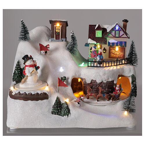 Cenário natalino em miniatura paisagem nevada com esquiadores, boneco de neve e Pai Natal, movimentos, música e luzes LED, 20x26x17 cm 2