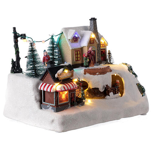Aldeia de Natal em miniatura com patinadores e trenó, luzes LED e música, 21x29x19 cm 4
