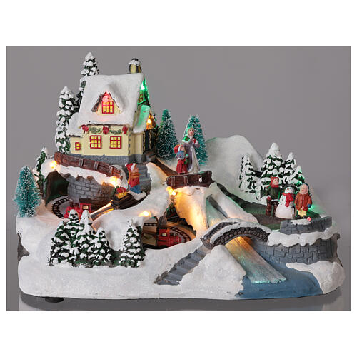 Weihnachtliche Szene Dorf mit Zug Lichtern und Musik, 20x30x20 cm 2