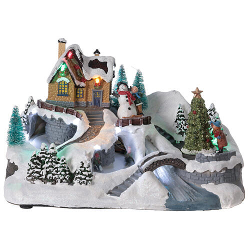 Aldeia nevada em miniatura com árvore de Natal, rio iluminado, trenós, movimento e música, 19x31x20 cm 1