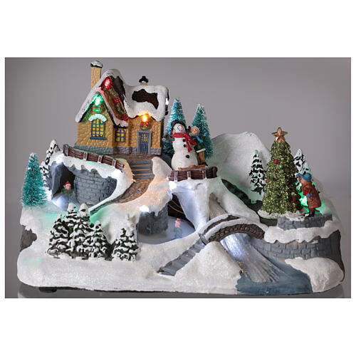 Aldeia nevada em miniatura com árvore de Natal, rio iluminado, trenós, movimento e música, 19x31x20 cm 2
