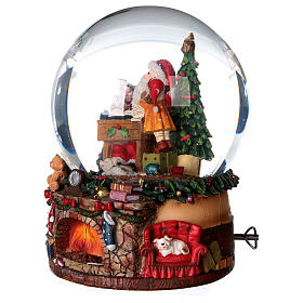 Glasschneekugel mit Weihnachtsmann und Spielzeug, 15 cm