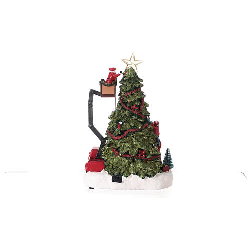 Scenka bożonarodzeniowa choinka Święty Mikołaj dźwig światełka led 40x25x20 cm 5