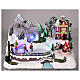 Aldeia de Natal nevada patinadores e Pai Natal movimento luzes LED 20x31x21 cm s2
