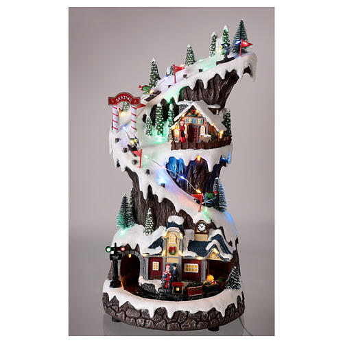 Cenário de Natal montanha, esquiadores e comboio movimento luzes LED 42x22x22 cm 2