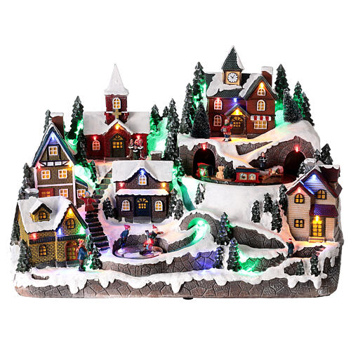 Aldeia de Natal nevada em miniatura com patinadores e comboio movimento luzes LED 36x45x26 cm 1