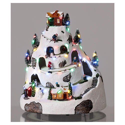 Villaggio Natale neve montagna sciatori movimento luci led 25x20x20 cm 2