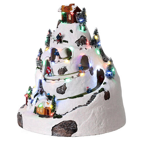 Cenário de Natal em miniatura montanha nevada com esquiadores movimento luzes LED 24x21x21 cm 3