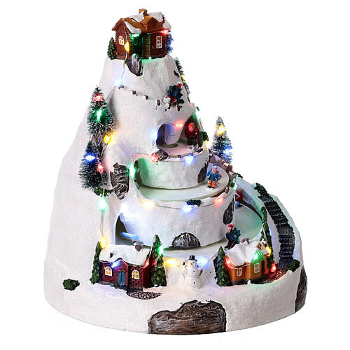 Cenário de Natal em miniatura montanha nevada com esquiadores movimento luzes LED 24x21x21 cm 4