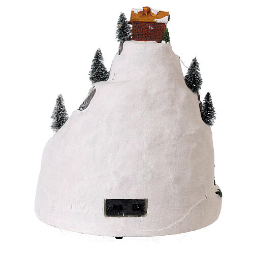 Cenário de Natal em miniatura montanha nevada com esquiadores movimento luzes LED 24x21x21 cm 5