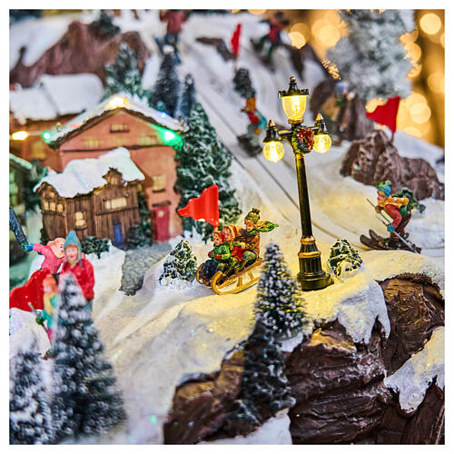 Pueblo Navidad teleférico pista de esquí patinadores música luces 40x60x50 cm 7