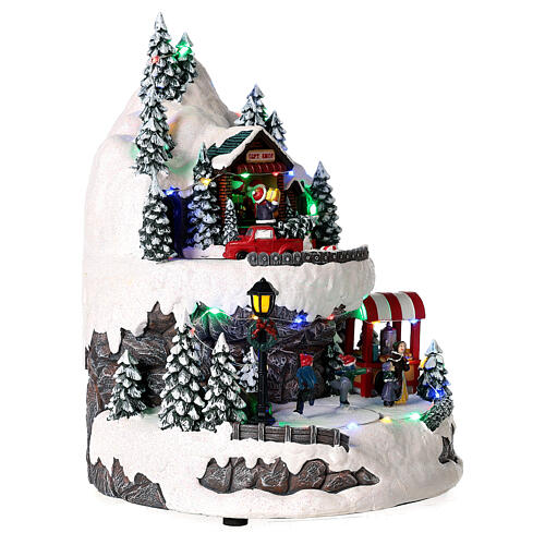 Village de Noël montagne à deux niveaux avec patineurs 30x20x20 cm 4