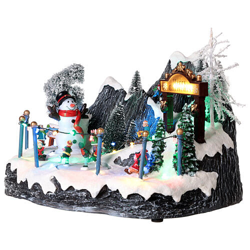 Pueblo navideño patinadores y muñeco de nieve 20x35x20 cm 3