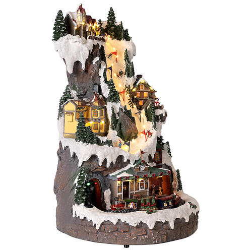 Pueblo navideño montaña con esquiadores y tren 50x30x30 cm 5