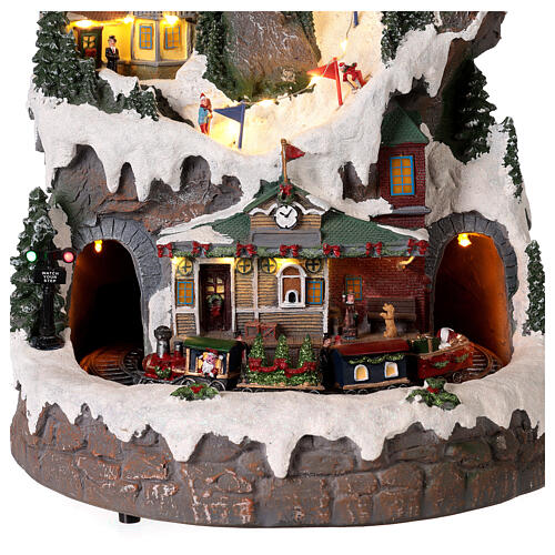 Villaggio Natalizio montagna con sciatori e treno 50x30x30 cm 3