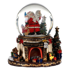 Schneekugel aus Glas mit Weihnachtsmann Feuer und Geschenken, 20x15x15 cm