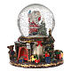 Schneekugel aus Glas mit Weihnachtsmann Feuer und Geschenken, 20x15x15 cm s3