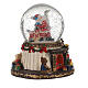Boule à neige Père Noël cheminée et cadeaux 20x15x15 cm s4