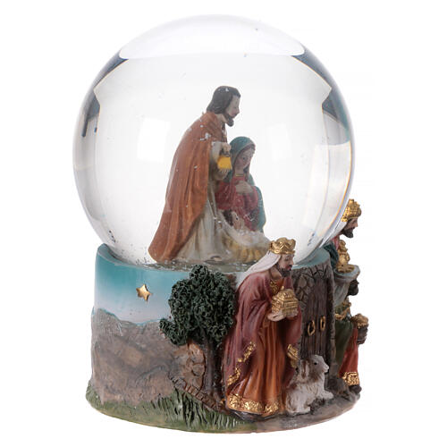 Esfera de vidrio natividad con nieve y Reyes Magos 15 cm 3